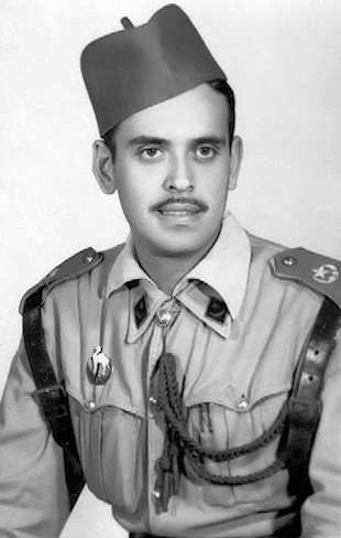 Manuel Jorques Ortiz, con el uniforme del Grupo de Policía de Ifni nº 1, durante su servicio militar en Ifni (1961-62)